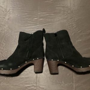 Clarks size 9.5 in black suede